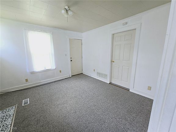 3rd image of 819 33rd St