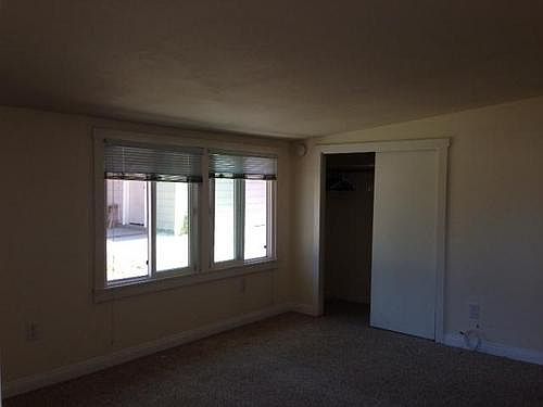 3rd image of 208 E Oak St