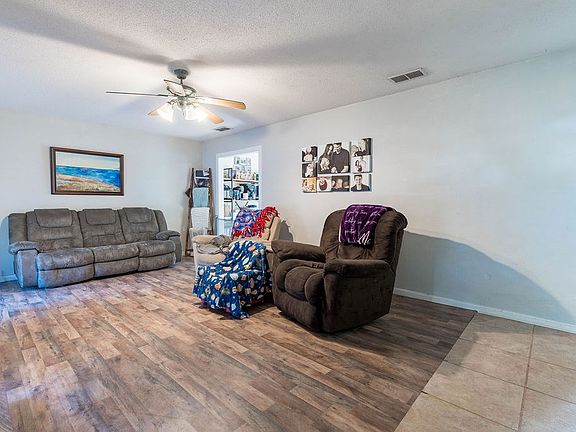 3rd image of 1118 E Neches St