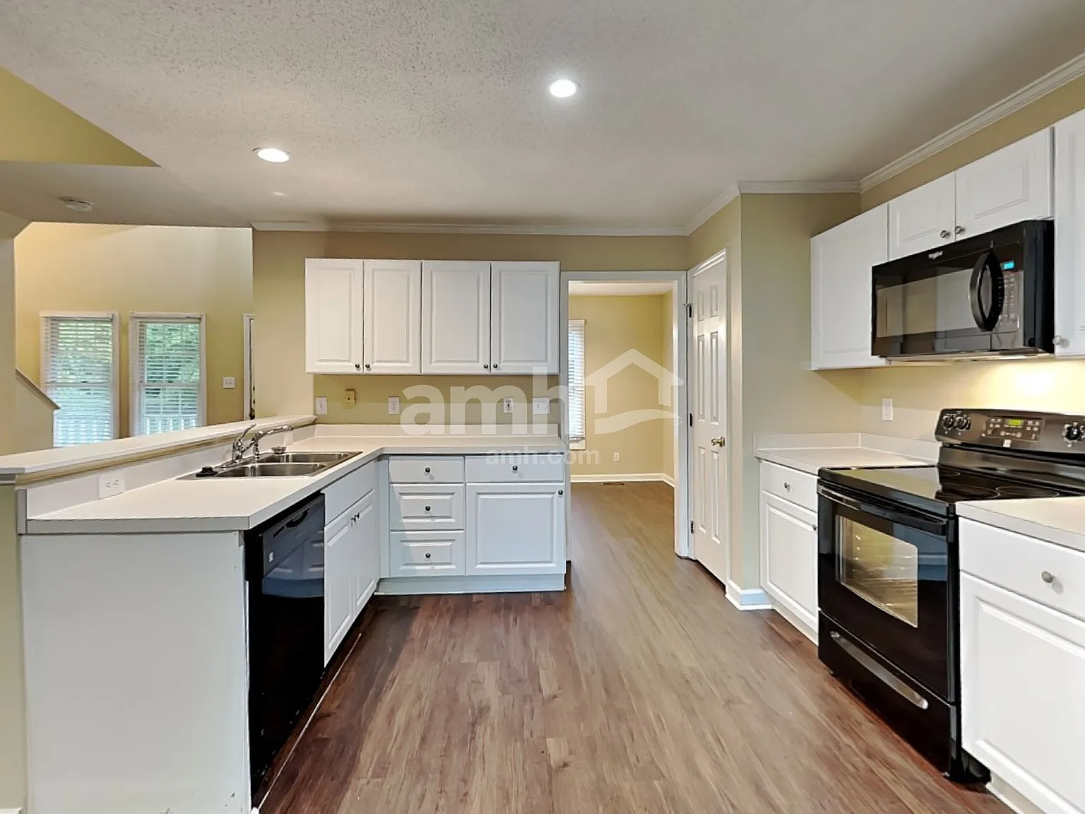 3 bed, 2.5 bath, 1818 sqft, $2,095 — Photo 3
