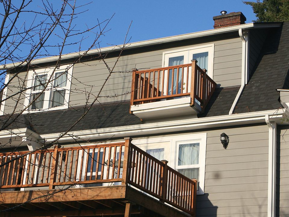 Front of house w/deck