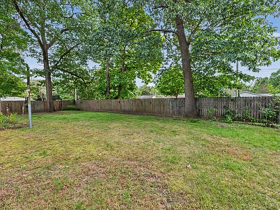 4th image of 1024 Lakeview Dr