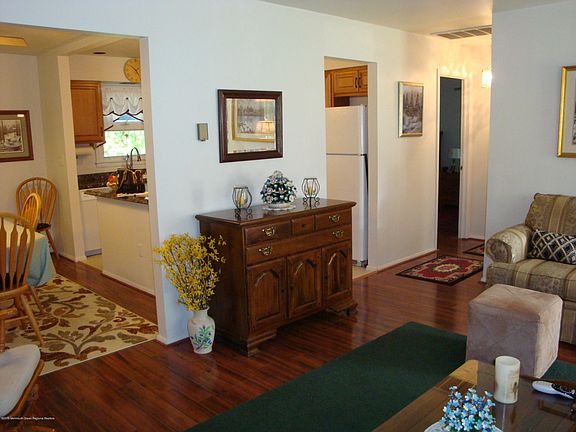 4th image of 25 Pembroke Ln