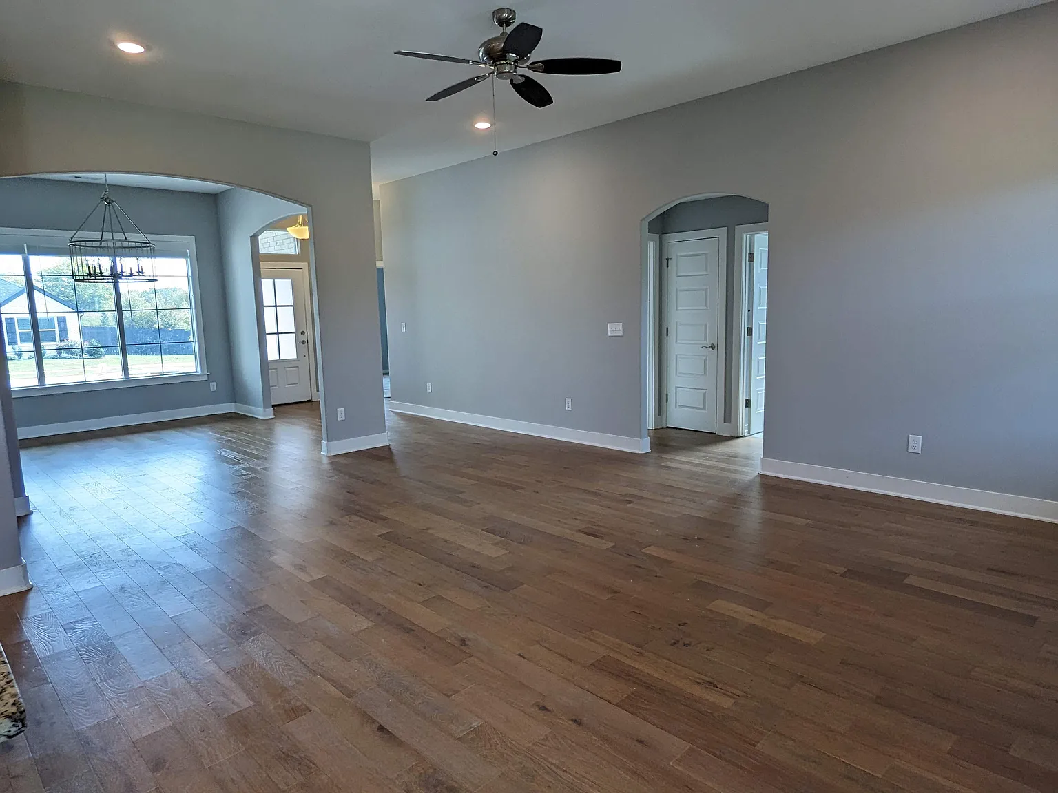 4 bed, 2017 sqft, $2,400 — Photo 3