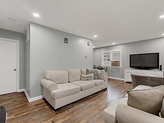 3rd image of 1013 Oakwood Dr