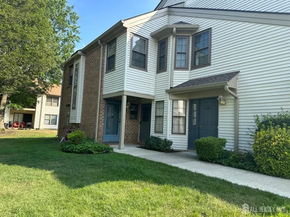 1202 Harbor Club Dr, Parlin, NJ 08859