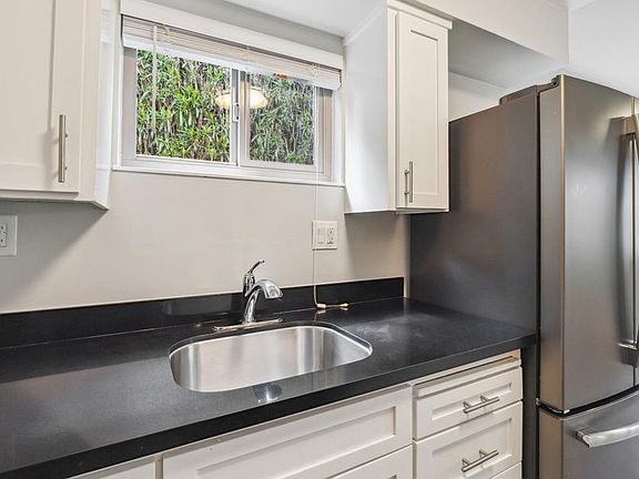 4th image of 284 Tyrella Ave APT 1