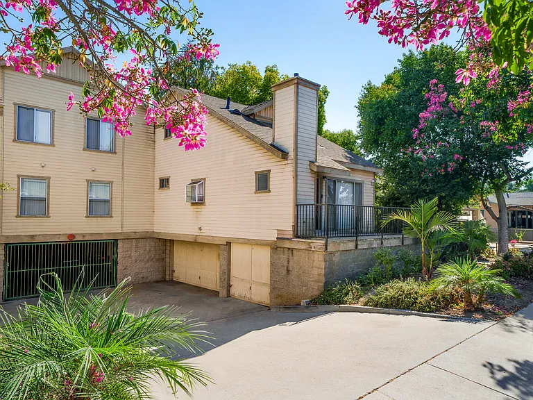 220 W Truslow Ave — Photo 42