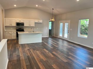 1810 Vivian Ln, David City, NE 68632