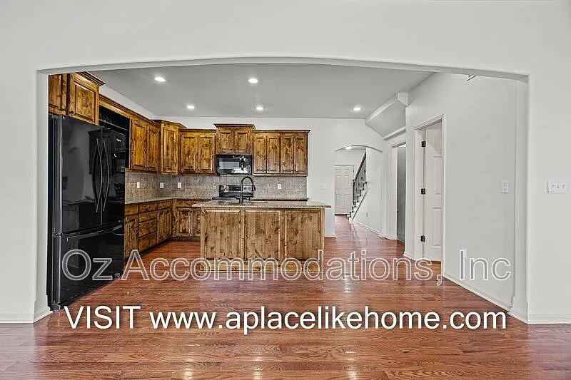 5 bed, 3.5 bath, 2303 sqft, $2,595 — Photo 1