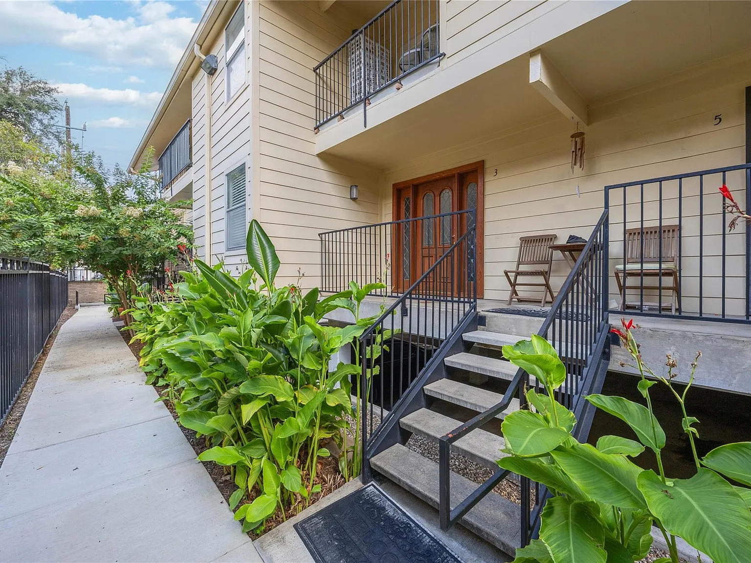 1 bed, 1.0 bath, 696 sqft, $1,225 — Photo 2