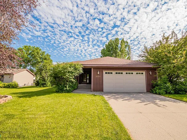 2220 29th Ave S, Fargo, ND 58103