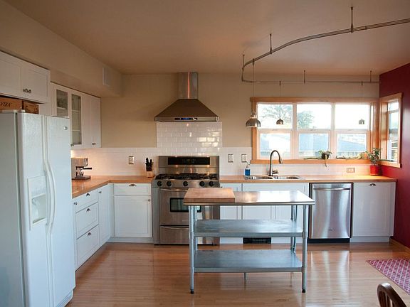 Open layout Chef's Kitchen