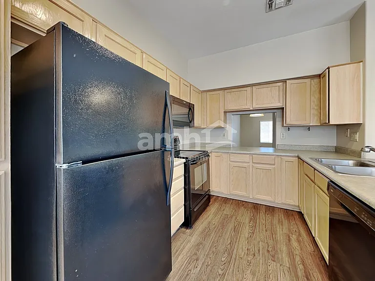 10235 W Missouri Ave — Photo 3