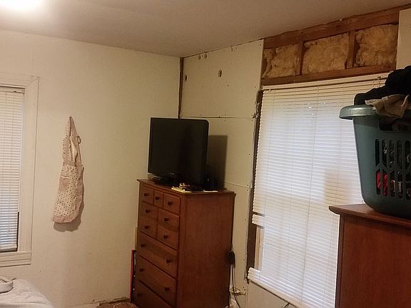 3rd image of 105 Sue Barbara Ct