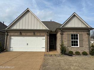 274 Country Garden Dr, Southaven, MS 38671