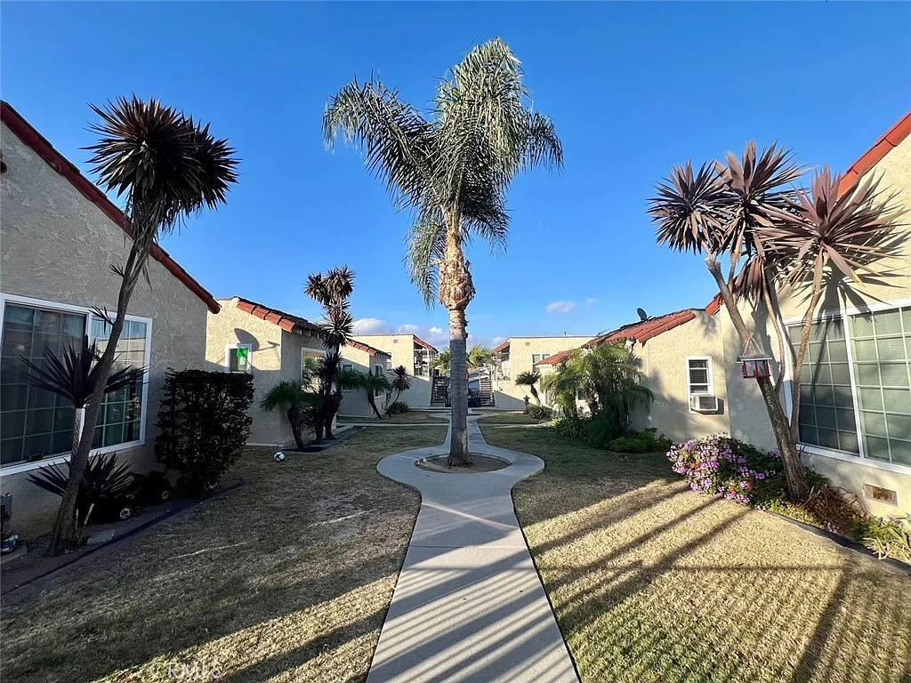 2 bed, 900 sqft, $2,450 — Photo 3