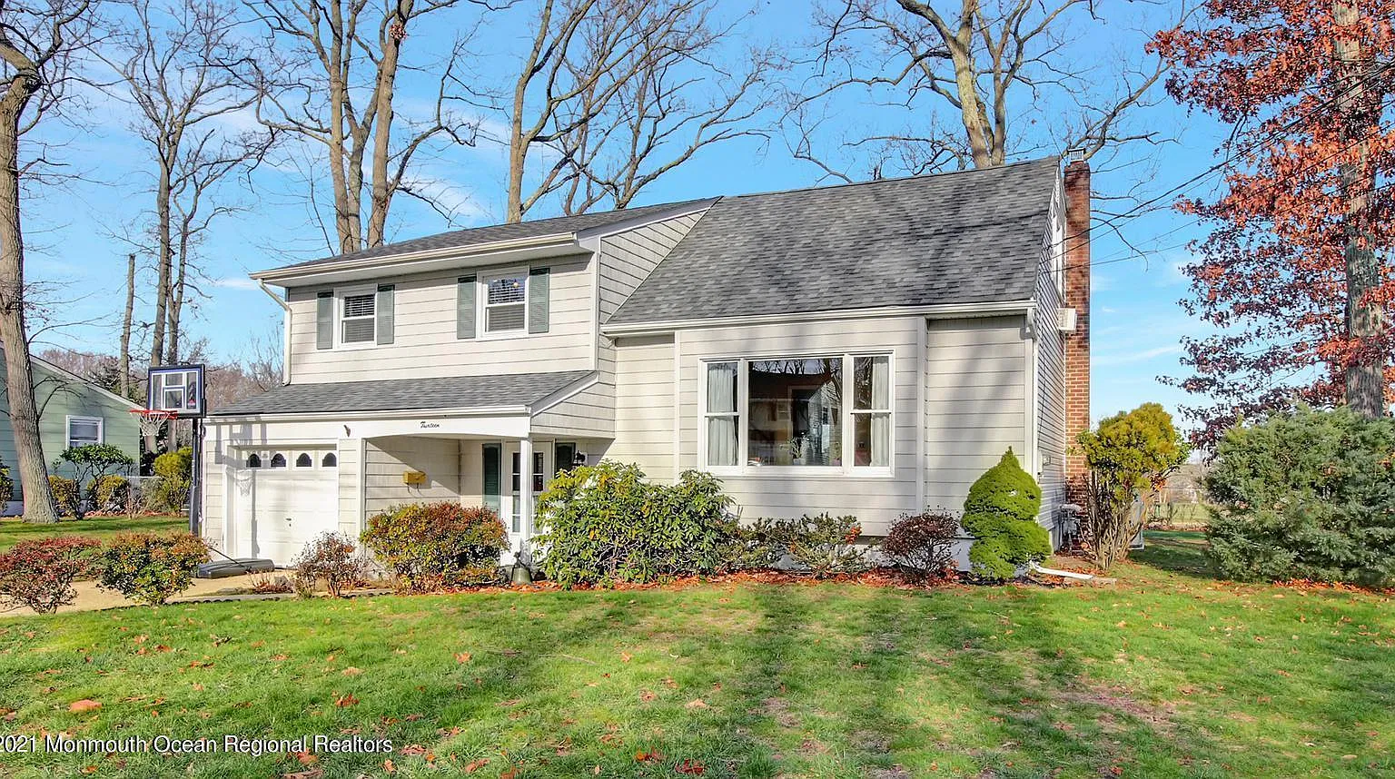 4 bed, 2.5 bath, 2428 sqft, $3,200 — Photo 2