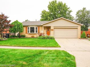 36232 Canyon Dr, Westland, MI 48186