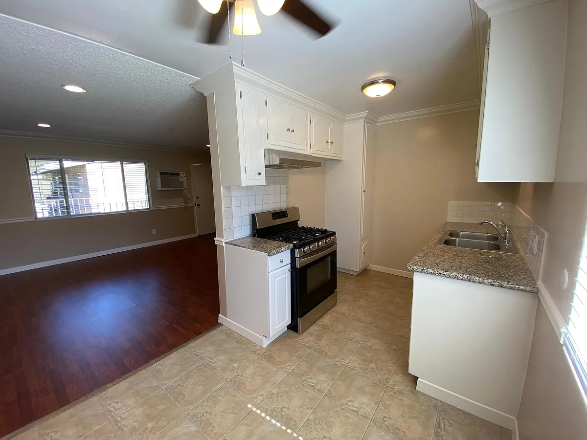 Building Photo - 737 E Pine St #13