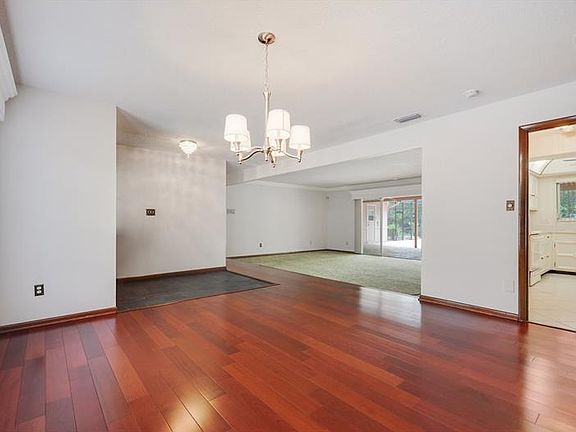 5th image of 403 S Sweetwater Blvd