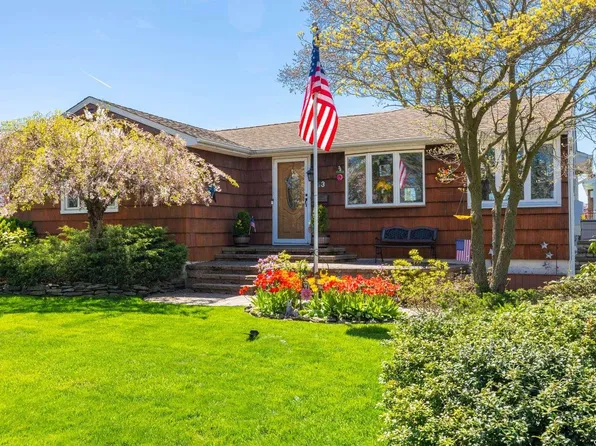 13 Linton Avenue, Lindenhurst, NY 11757