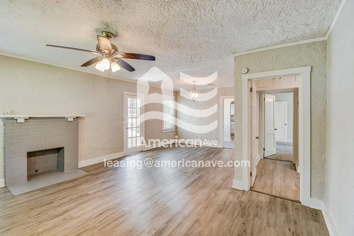 778107_002_living_room_13730658.jpg - 54 Vonora Ave