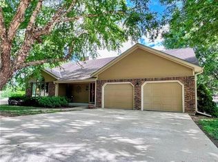 4210 Crimson Dr, Saint Joseph, MO 64506