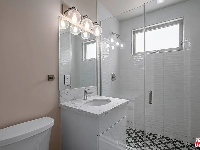 1553 S Saltair Ave #102 — Photo 4