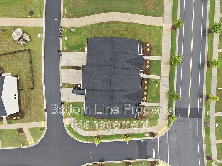 2312 Kasota Ln — Photo 10