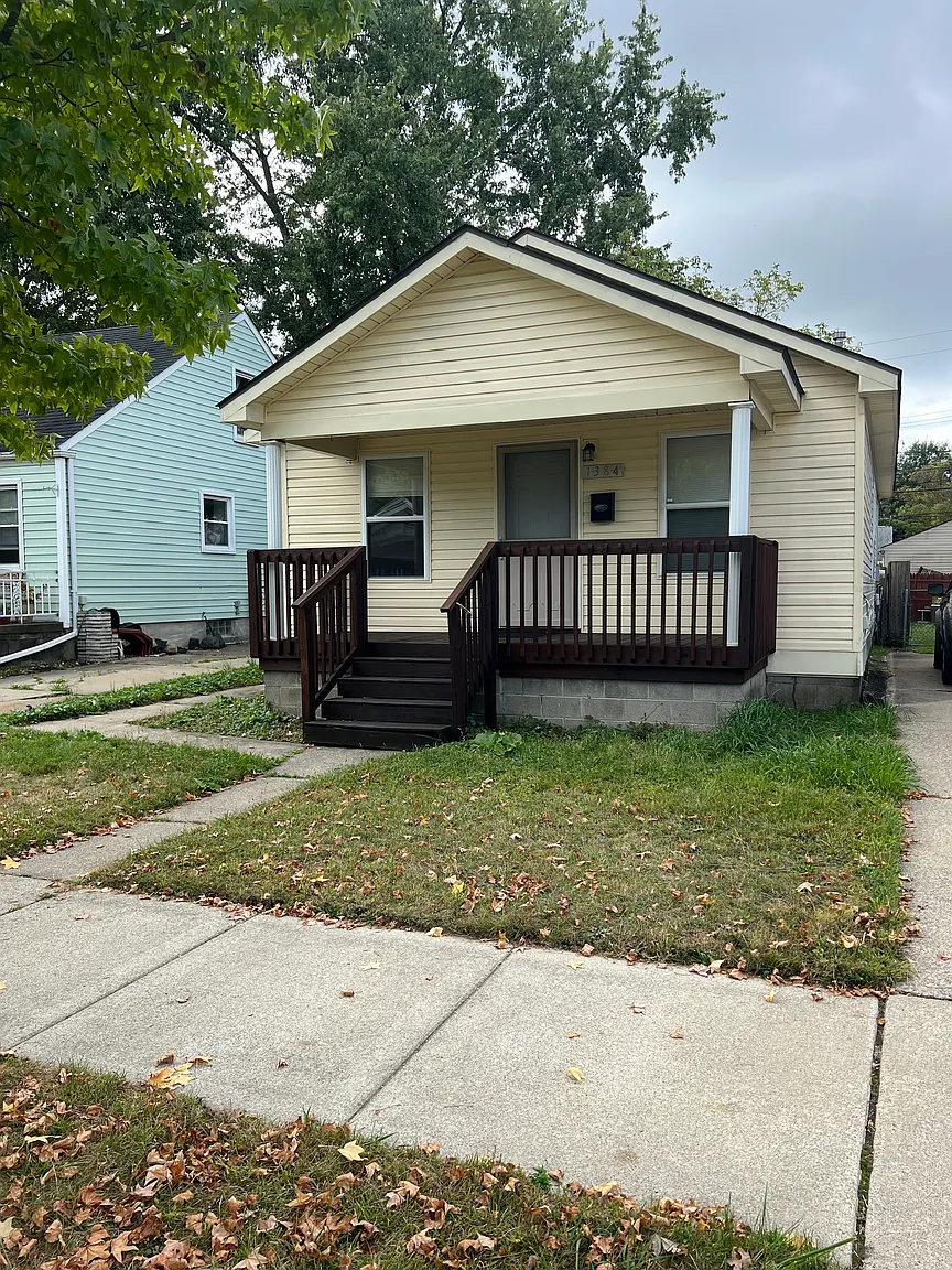 1384 Spencer St photo 1