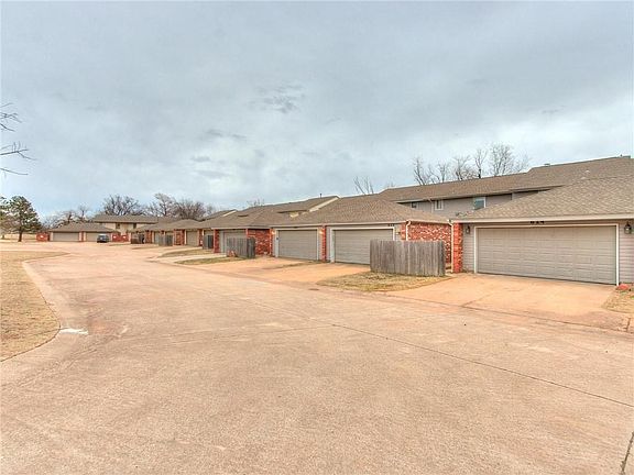 4th image of 624 Greenlea Chase W