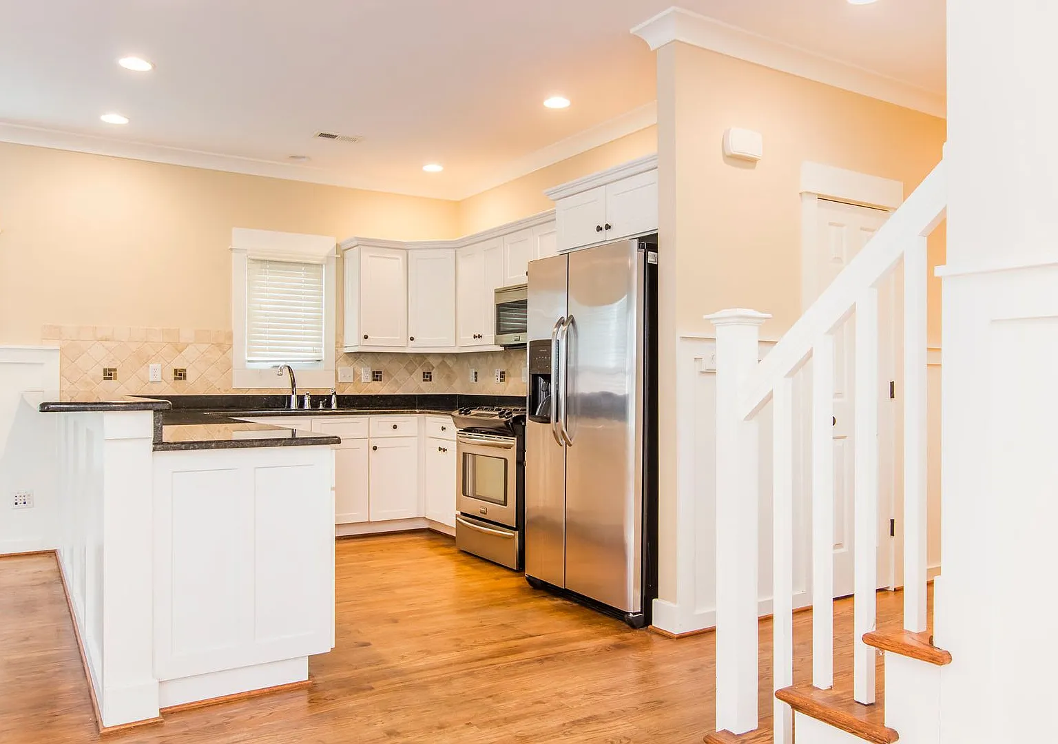 Introducing Your Dream Home in Norfolk: Elegant 3-Bedroom, 2.5-Bath Haven on 2 Floors — Photo 4
