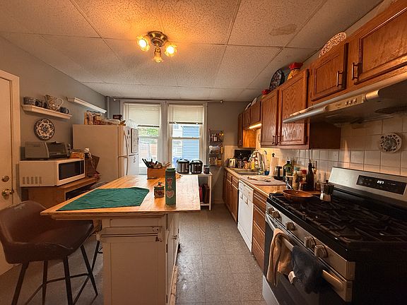 3rd image of 216 Pleasant St #1R