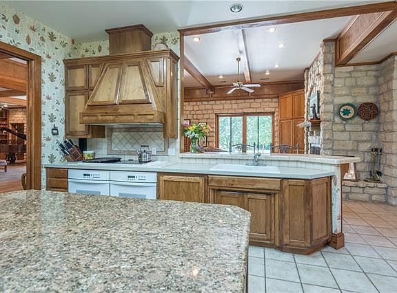 3rd image of 925 Stone Gate Dr