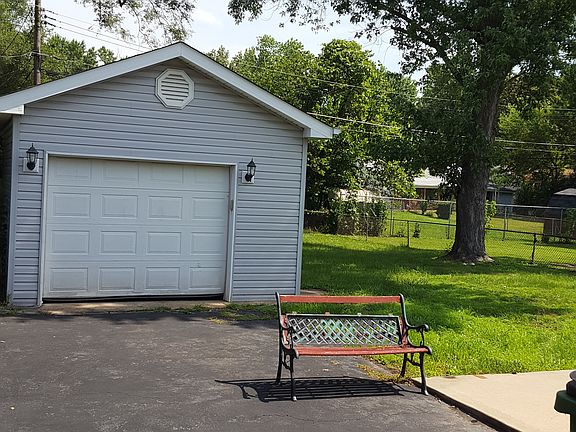 3rd image of 11221 Saint Matthias Ln