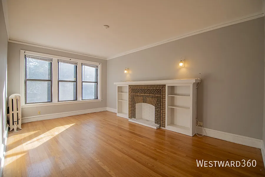 Spacious 1BR Steps from Transit and Downtown Andersonville — Photo 2