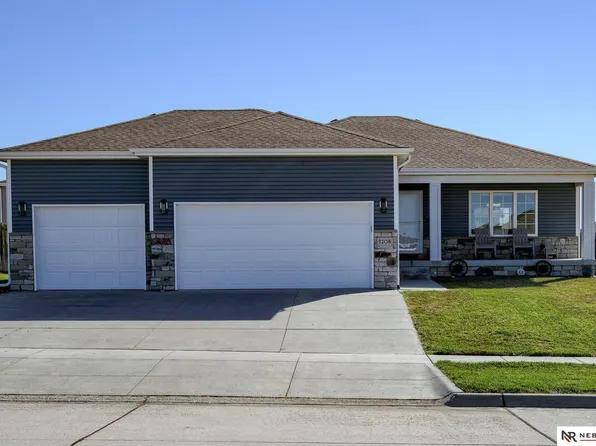 1208 Birchwood Dr, Hickman, NE 68372