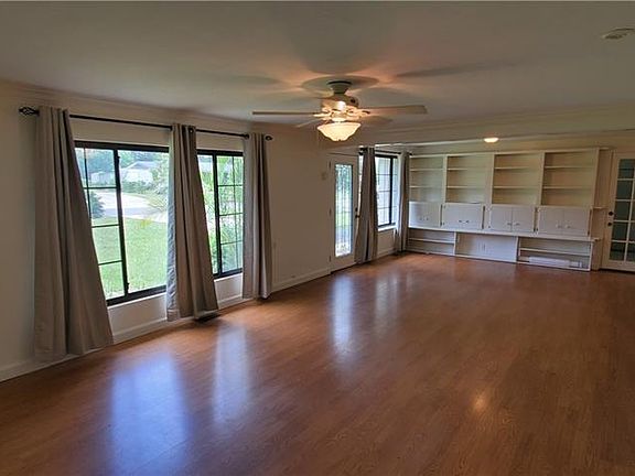 4th image of 1324 Crestview Dr