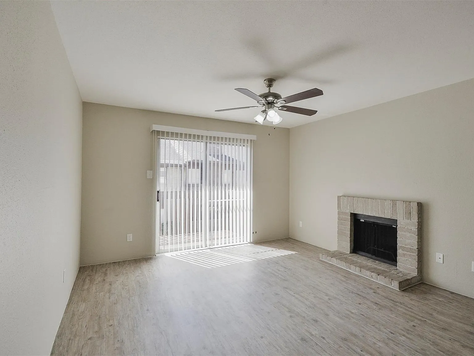1 bed, 1.0 bath, 764 sqft, $920 — Photo 2