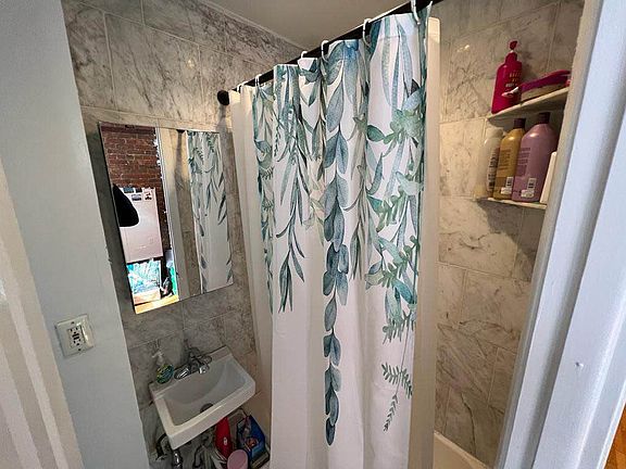 4th image of 442 W 45th St APT 2W