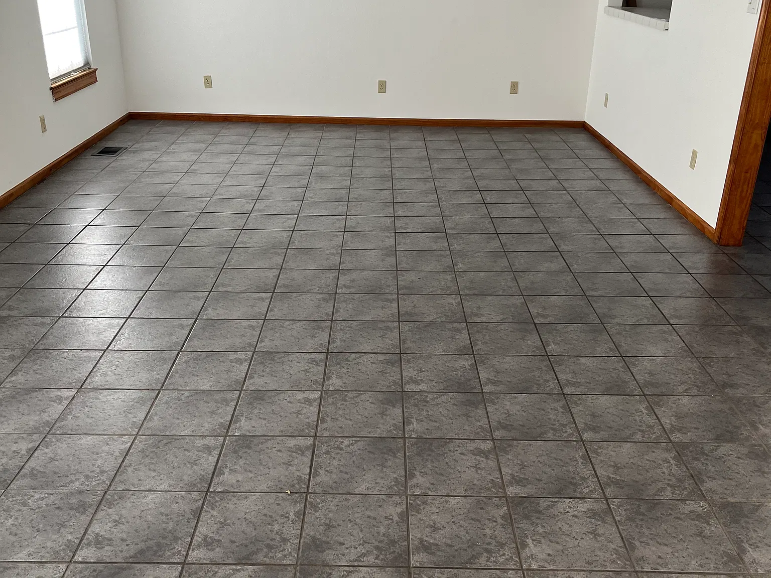4 bed, 2400 sqft, $2,300 — Photo 3