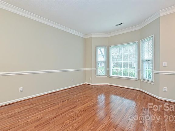 5th image of 8527 Walsham Dr