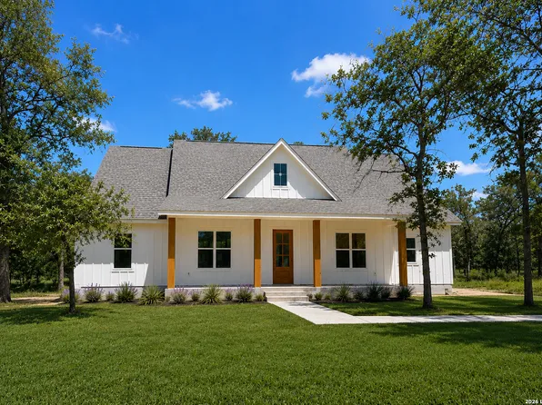 3515 County Road 676, Devine, TX 78016