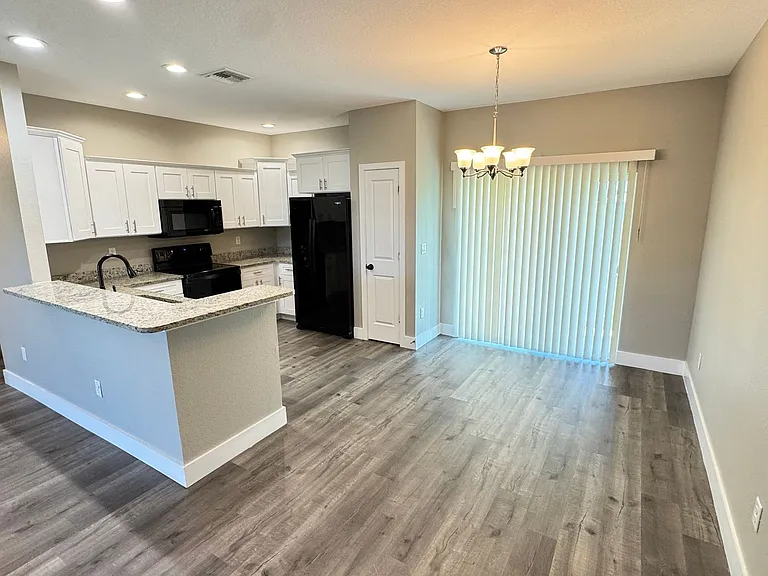 8833 Hampshire Dr — Photo 4