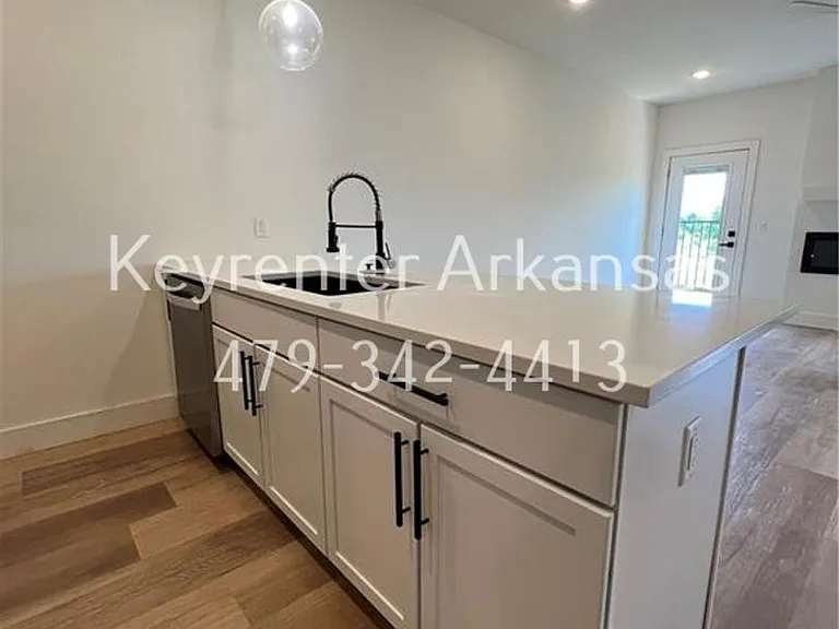 SW Livingston Sq Duplex — Photo 5