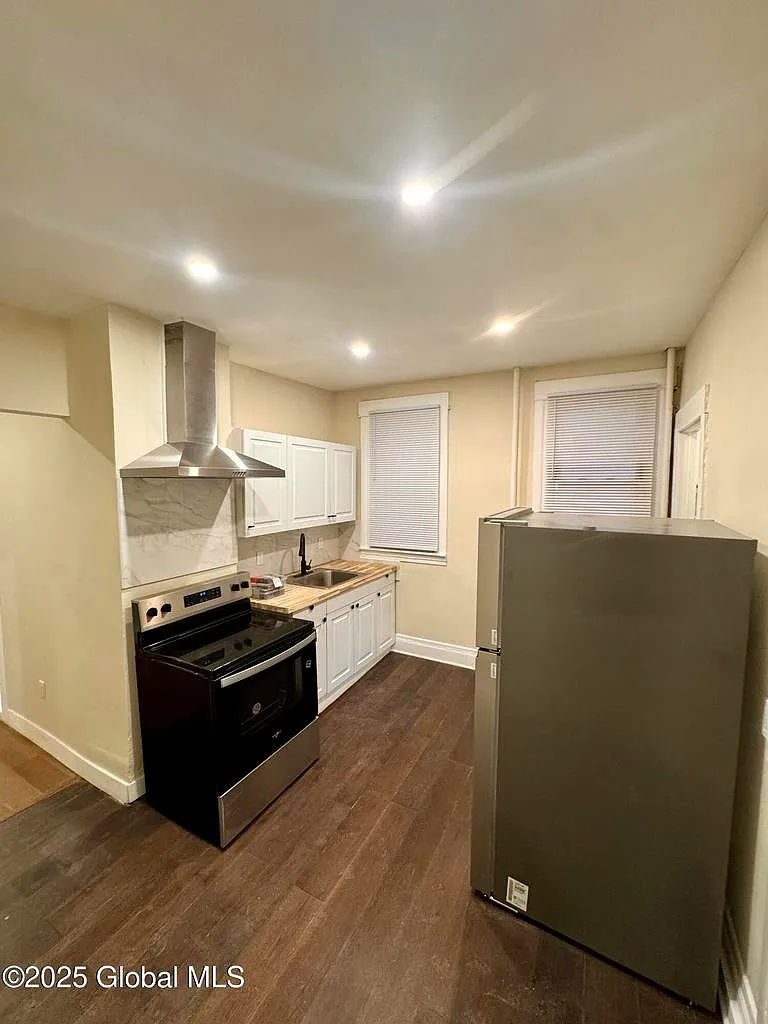 31 Bertha St — Photo 2