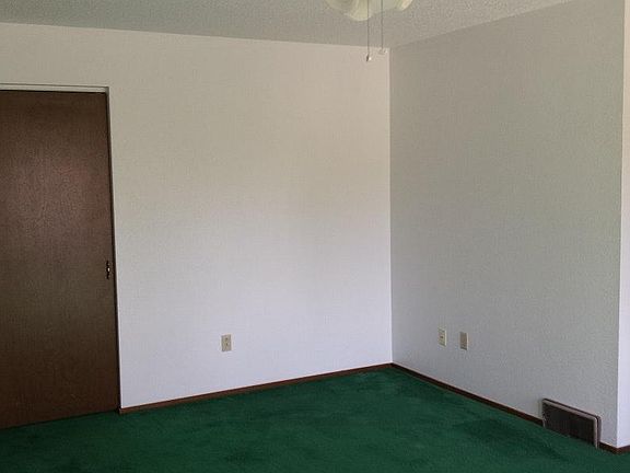 Master Bedroom w/3 closets