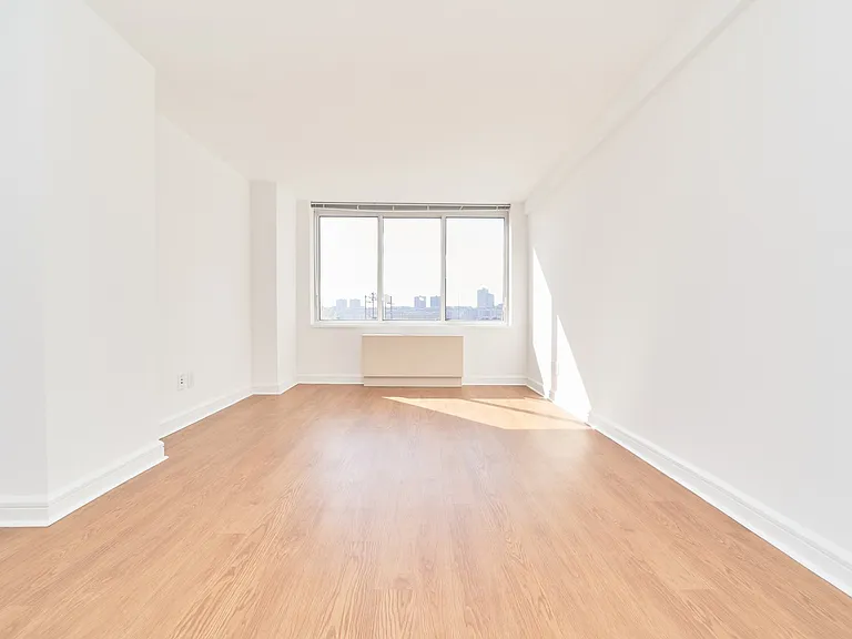 140 Riverside Blvd #417 — Photo 4