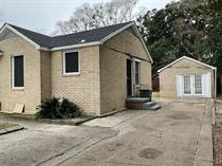 2347 Rhodes Ave — Photo 2